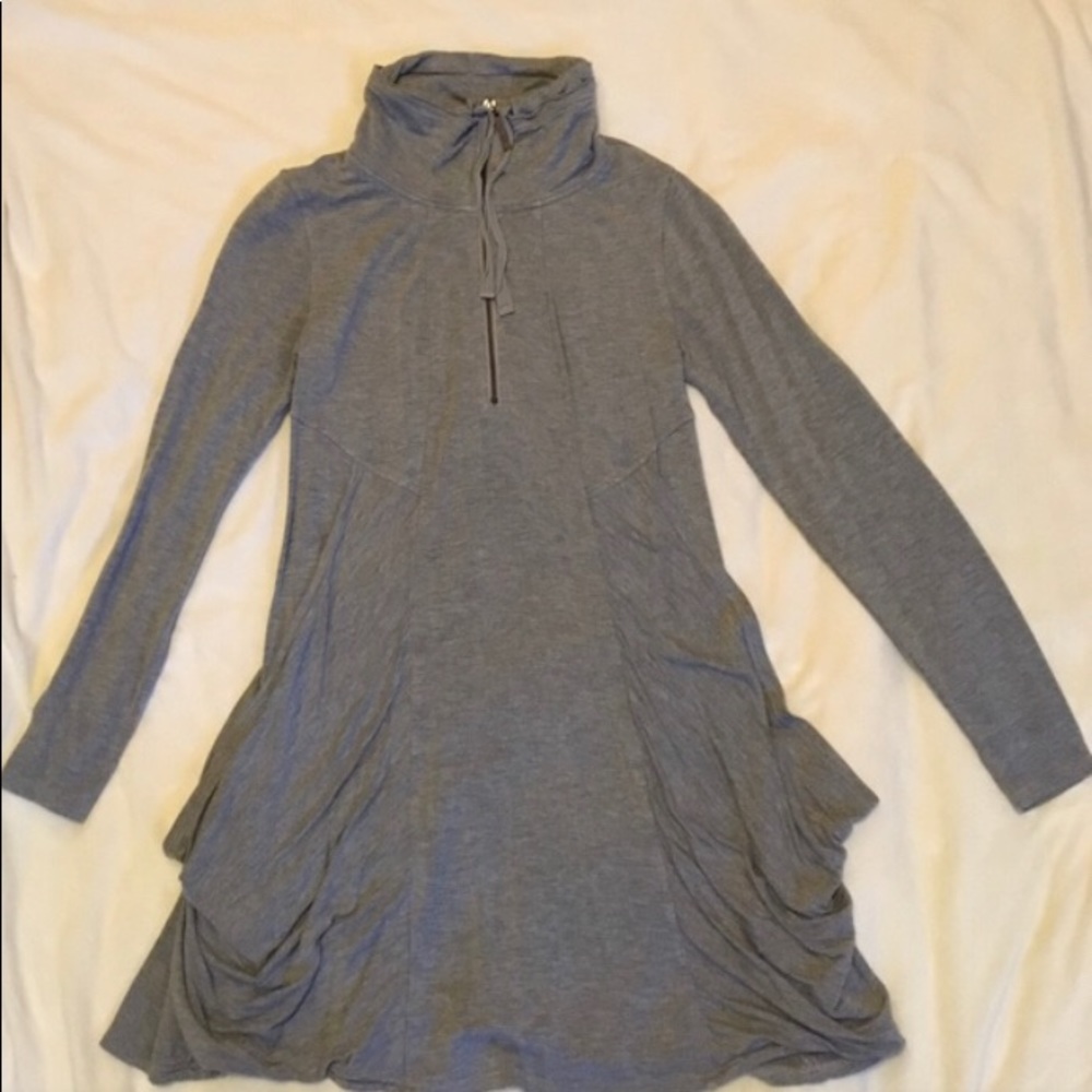 Grey Kensie tunic with pockets!